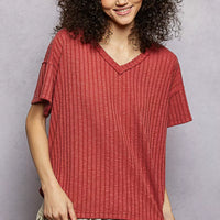 Terra cotta ribbed knit V-neck short sleeve t-shirt with side slit