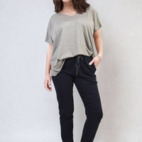 Drawstring tapered trousers in dark black, side pockets, drawstring elastic waist