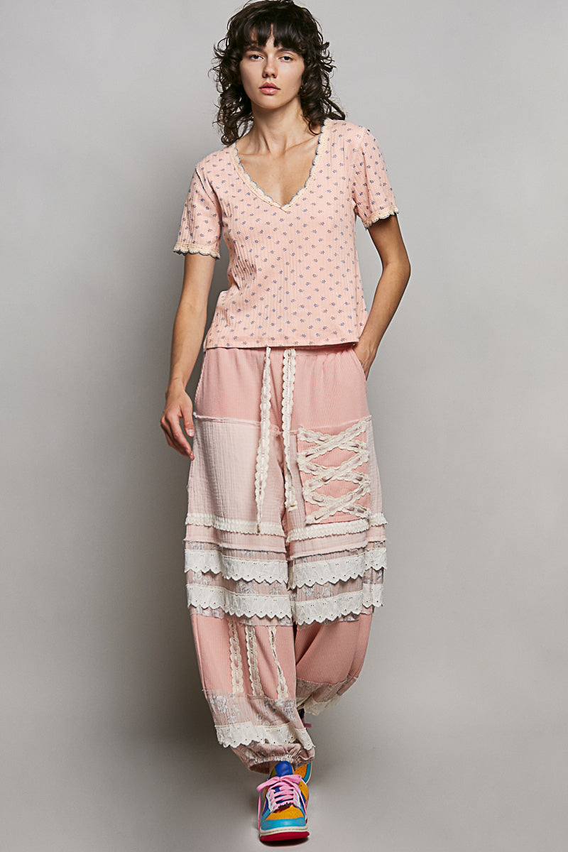 Soft pink floral V-neck short-sleeve T-shirt with lace scallop edges