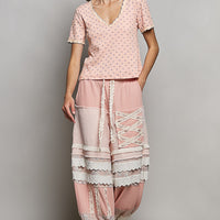 Soft pink floral V-neck short-sleeve T-shirt with lace scallop edges