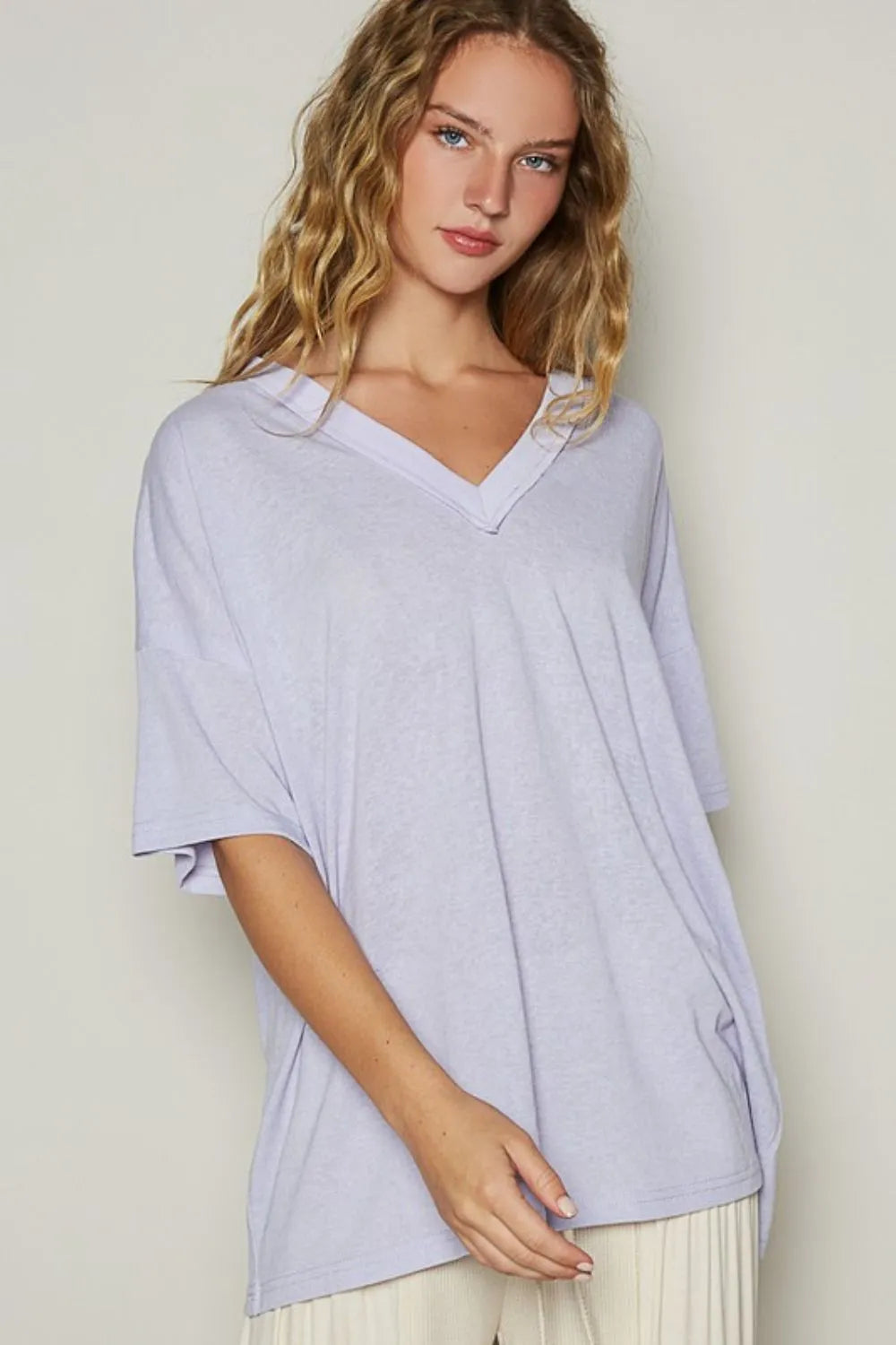 Lilac V-neck half-sleeve T-shirt with relaxed drape and short sleeves