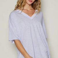 Lilac V-neck half-sleeve T-shirt with relaxed drape and short sleeves