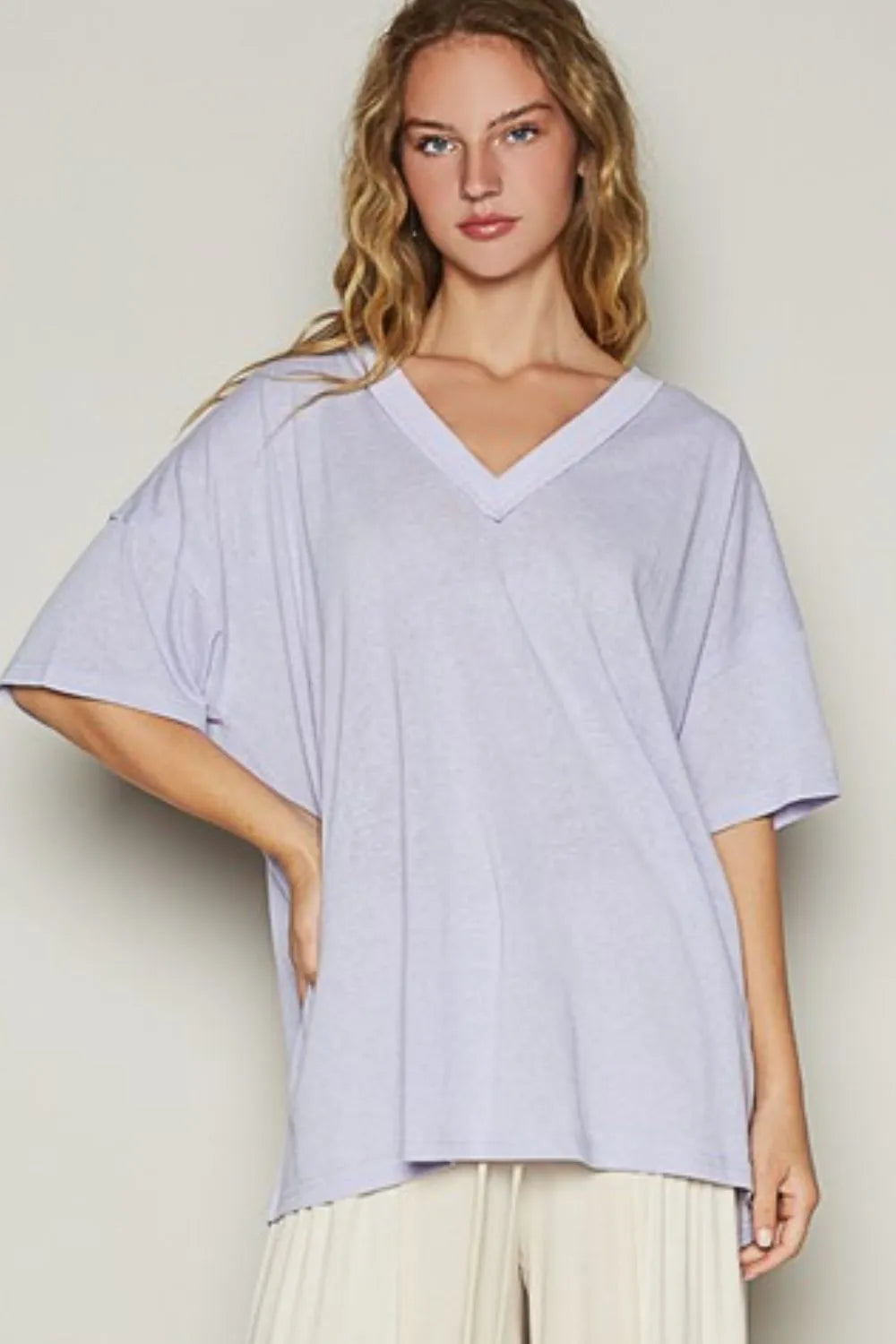 Lilac V-neck T-shirt with half-length sleeves and loose, draped fit