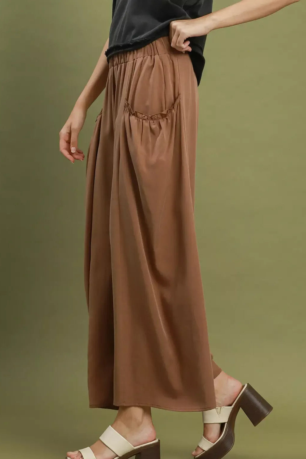 Brown wide-leg pocket pants, elastic waist and draped pleats, full-length