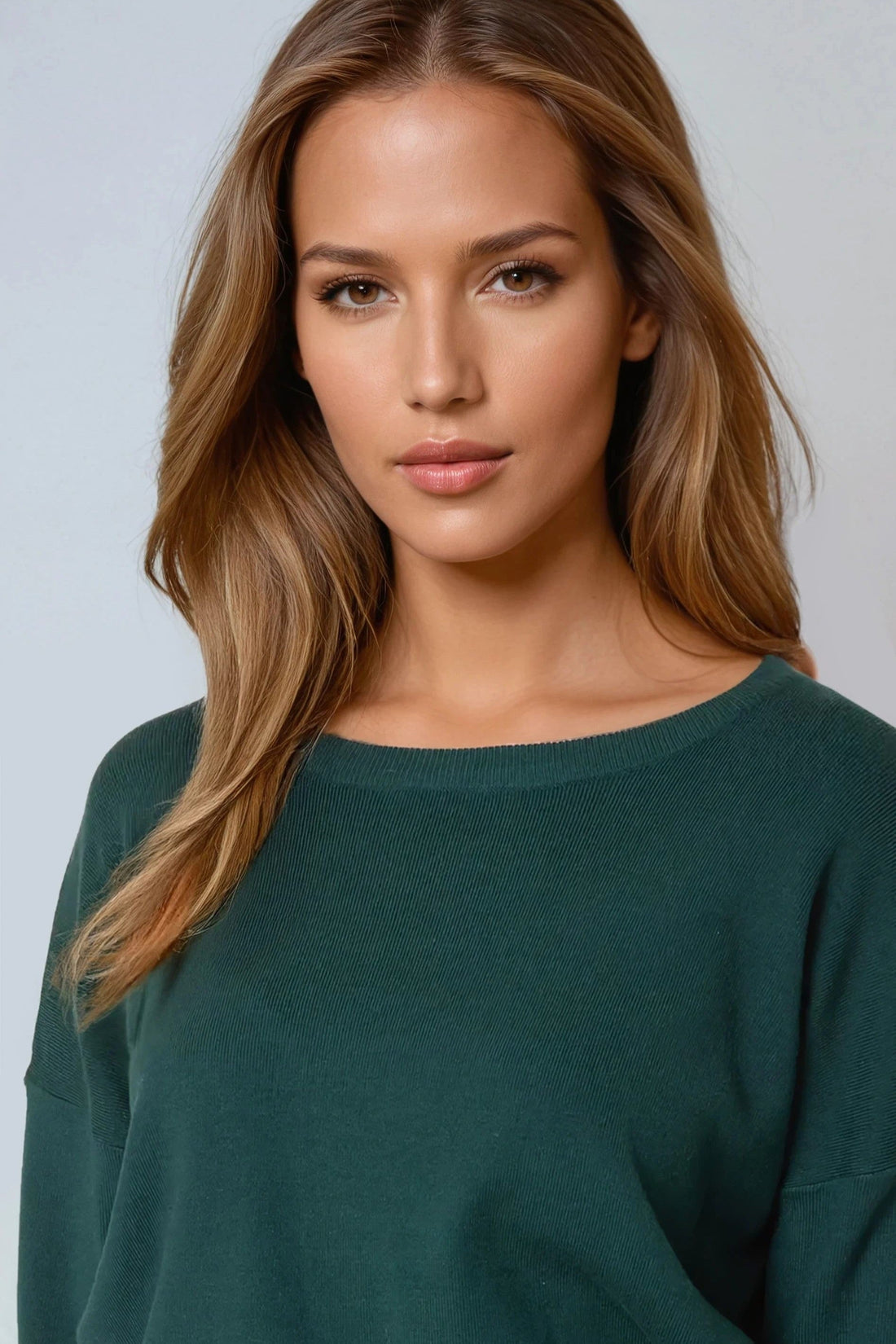 Green fine-knit crew neck jumper with ribbed neckline and cuffs