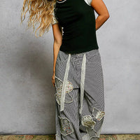 Black round-neck T-shirt with ivory contrast sleeves and outseam detail