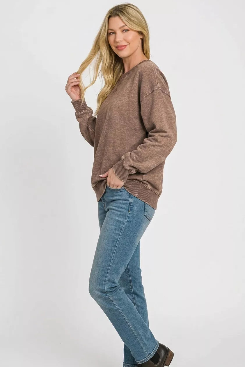 Brown fleece crewneck sweatshirt, relaxed long sleeves, ribbed cuffs and hem