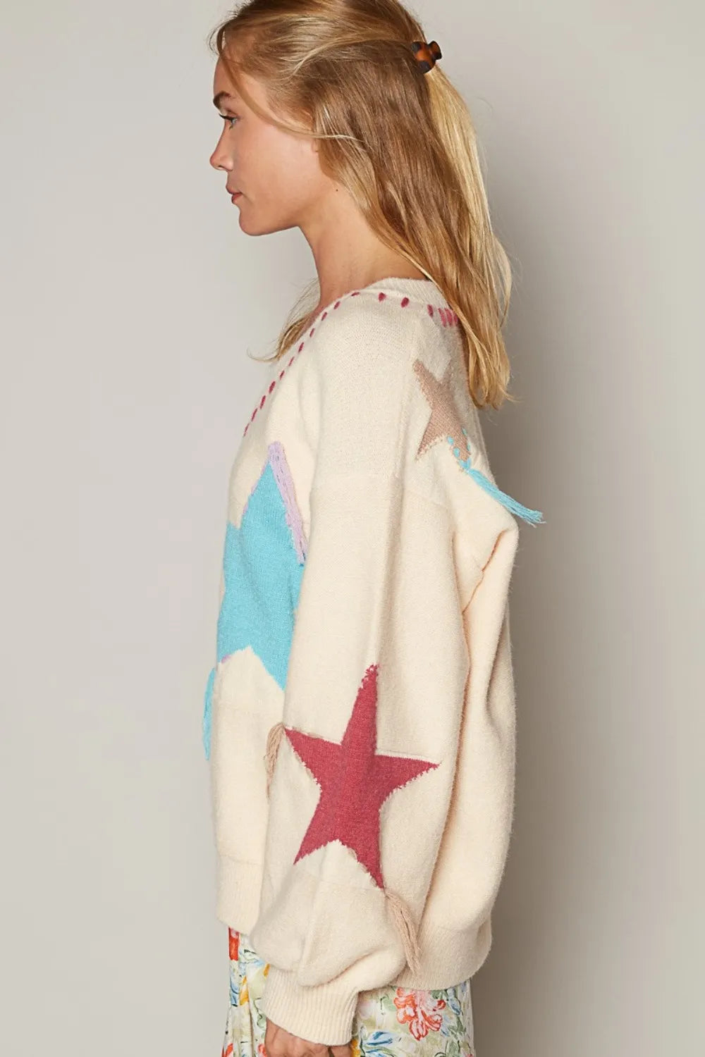Pale beige V-neck long-sleeve sweater with blue and red star prints