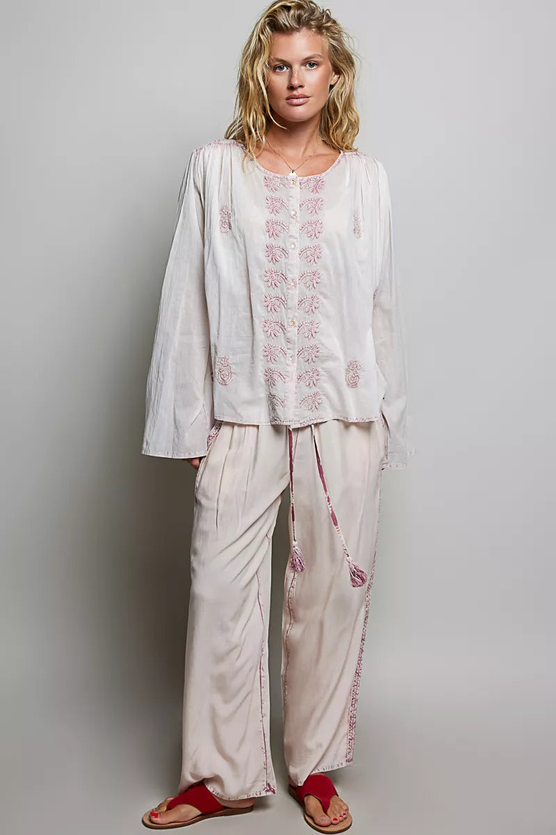 Embroidered gathered-shoulder long-sleeve shirt in off-white with blush floral front