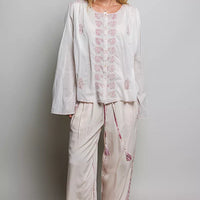 Embroidered gathered-shoulder long-sleeve shirt in off-white with blush floral front
