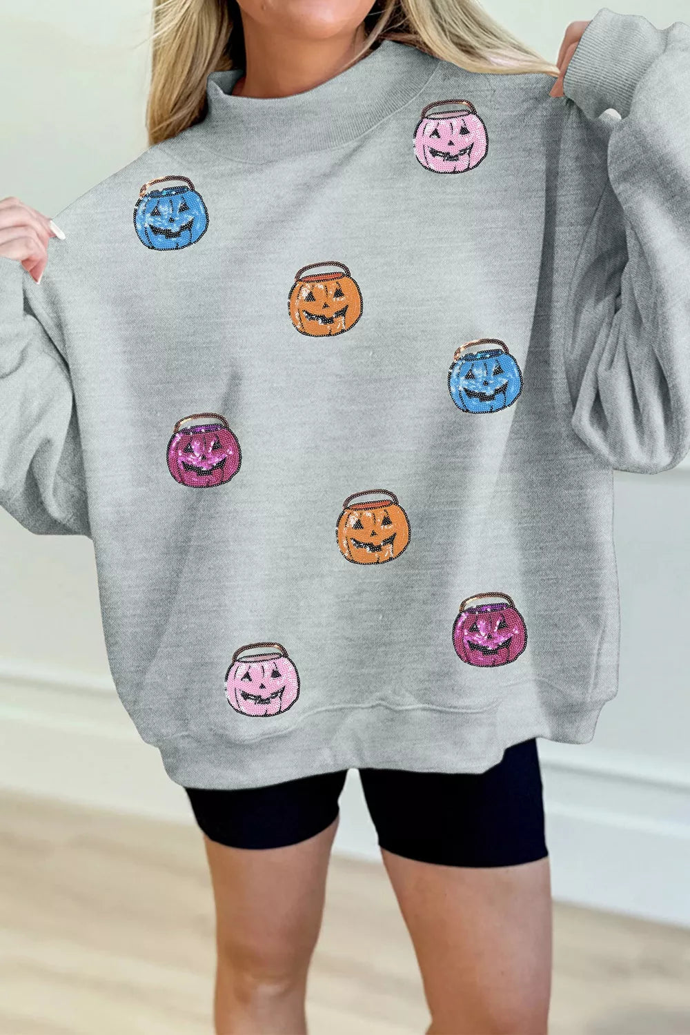 Gray long-sleeve sweatshirt with scattered jack-o&