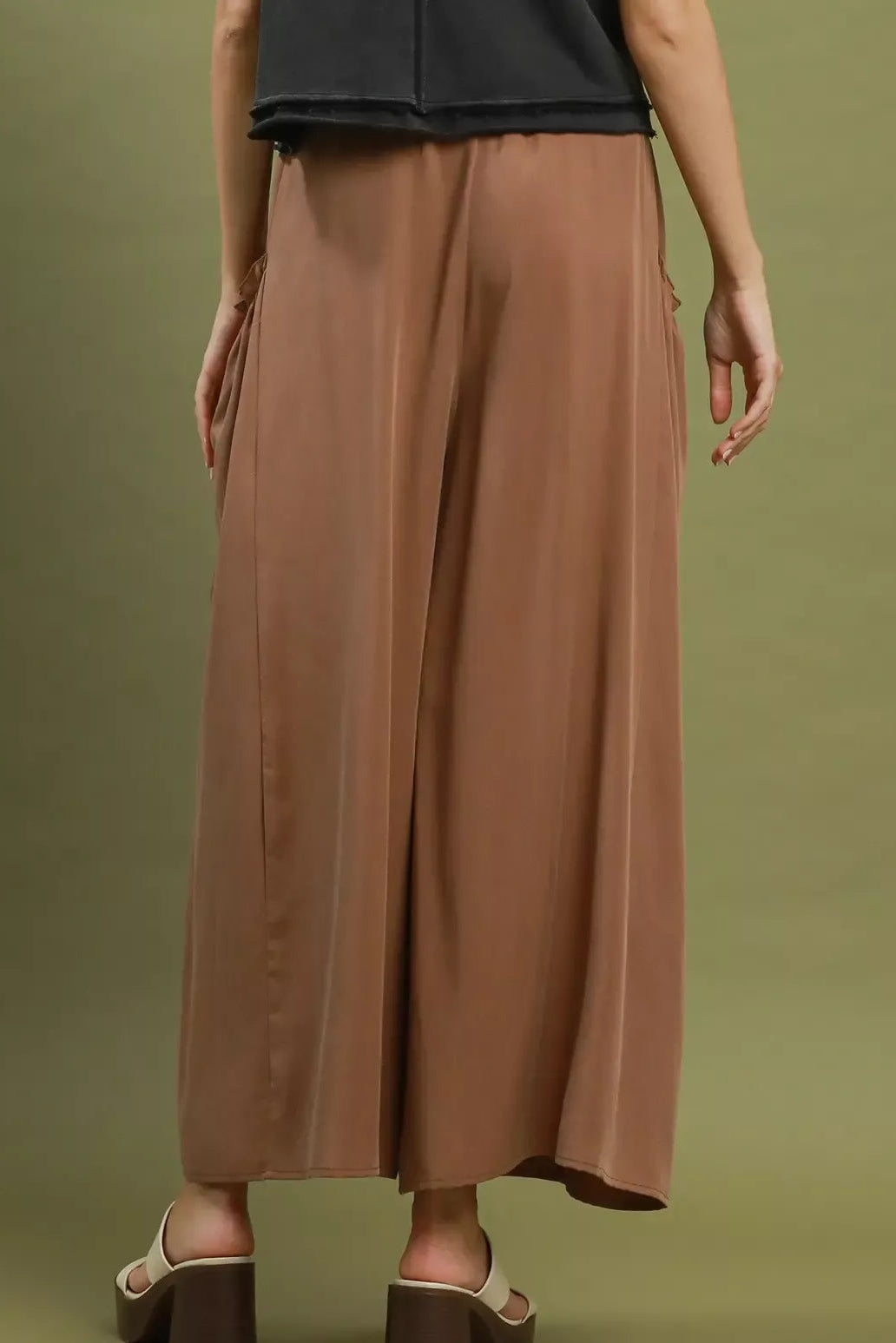 Brown wide-leg pocket pants with loose fit and elastic waistband, ankle-length