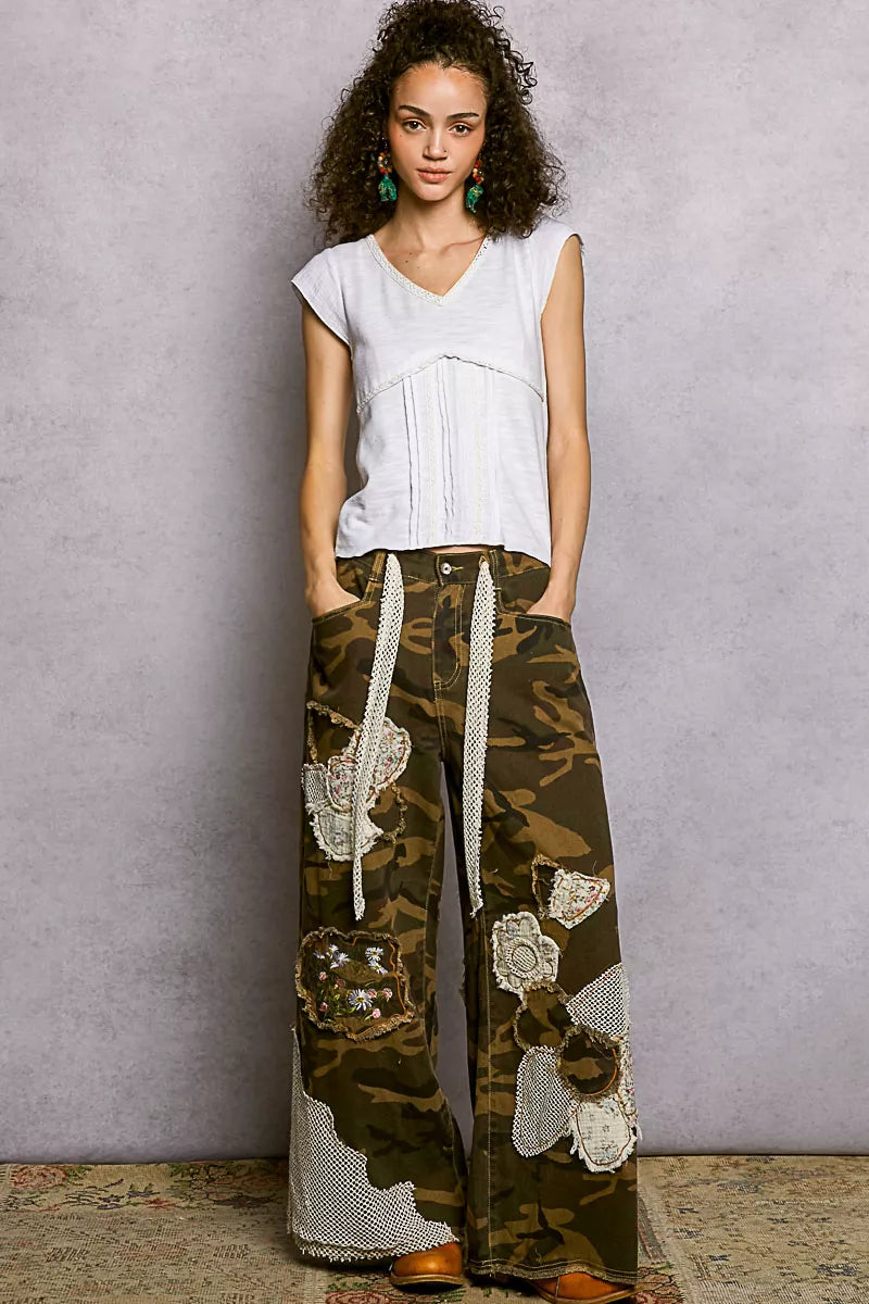 Off-white textured knit V-neck short-sleeve top with lace trim