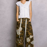 Off-white textured knit V-neck short-sleeve top with lace trim