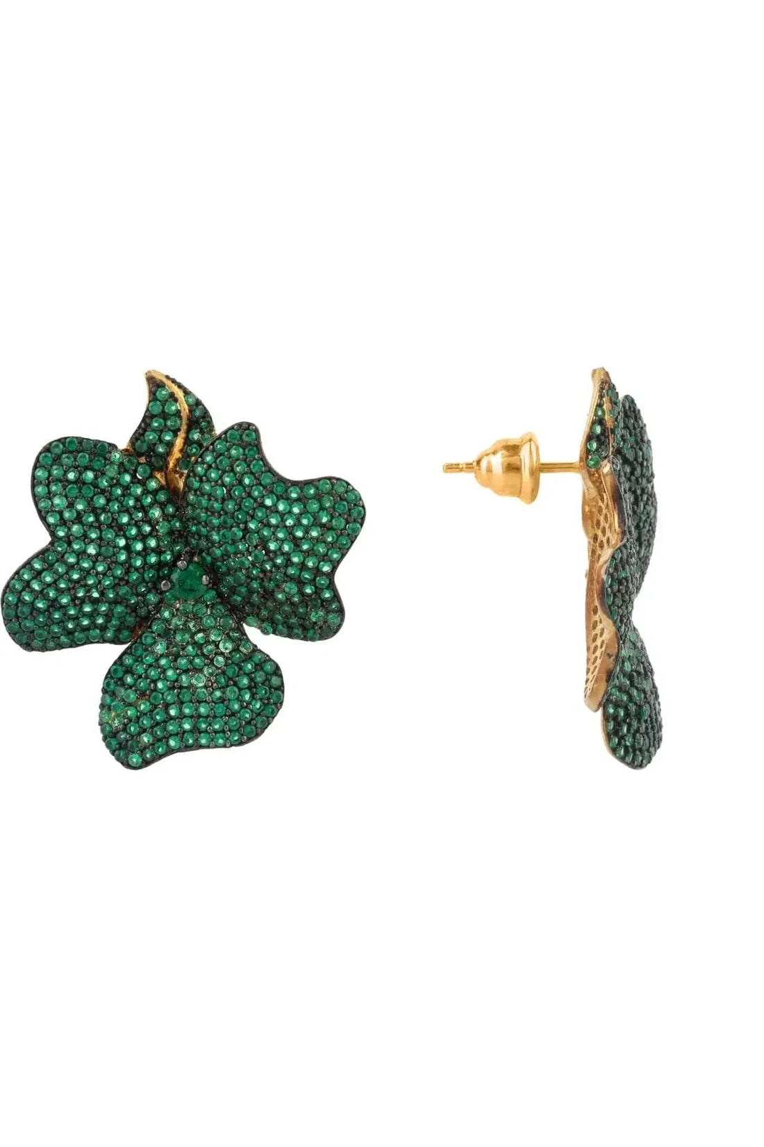 Flower-shaped stud earrings with emerald green stones and gold setting