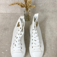 Kids high-top lace-up trainers in white with heart emblem on the side