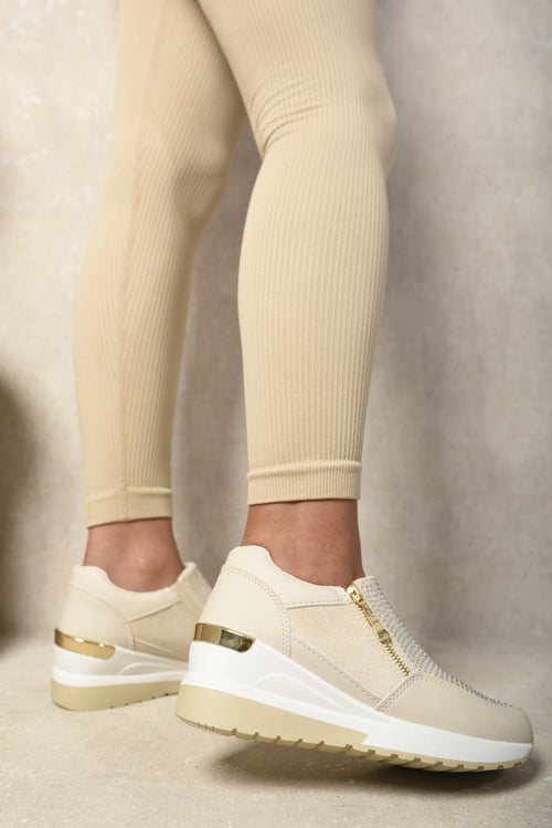 Light beige platform trainers with side zip and rhinestone front, gold-trim sole