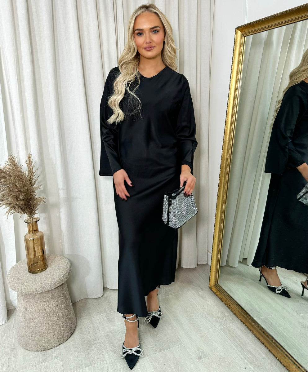 Black maxi dress with round neck and flared sleeves, straight silhouette