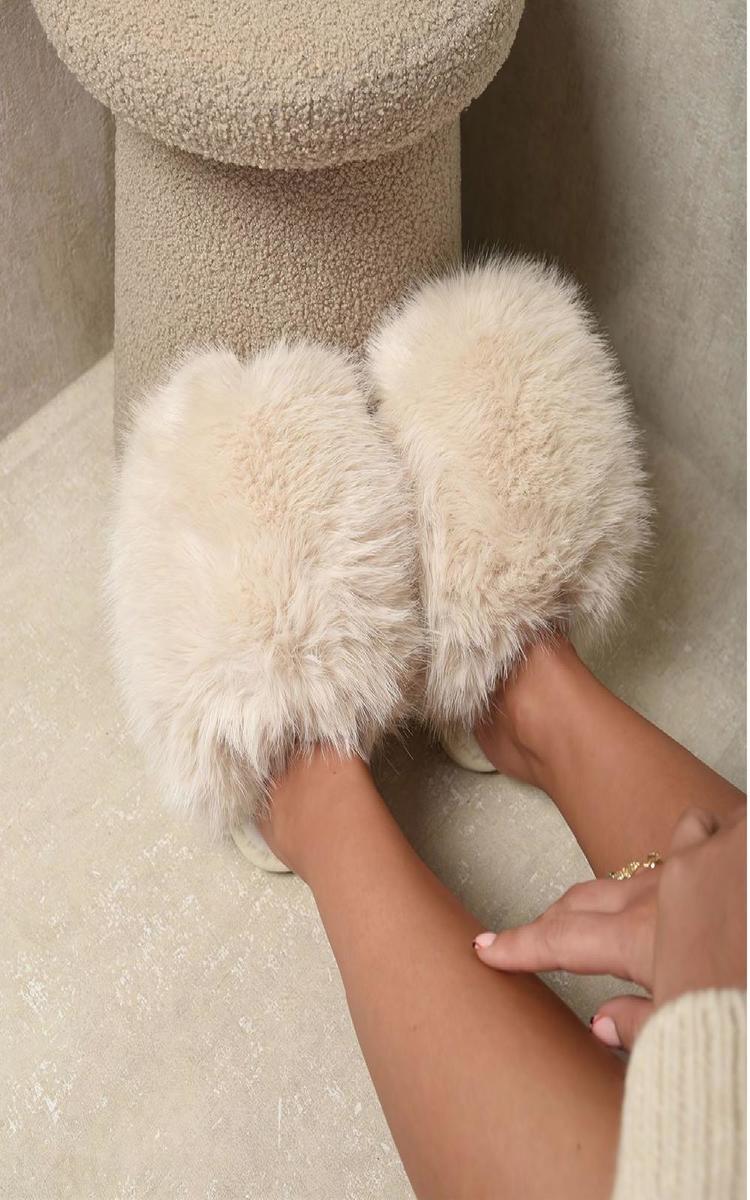 Light beige faux fur open-back slippers with fluffy uppers