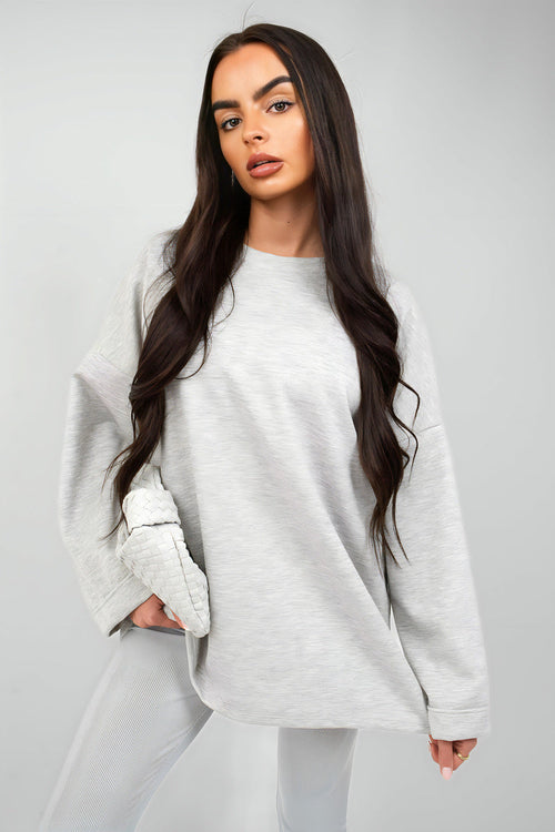 Oversized light grey sweatshirt with round neck and long sleeves, relaxed fit.