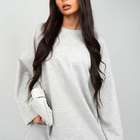 Oversized light grey sweatshirt with round neck and long sleeves, relaxed fit.