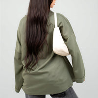 Oversized olive-green sweatshirt with round neck and long sleeves, relaxed fit.