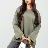 Oversized olive-green sweatshirt with round neck and long sleeves, casual oversized style.
