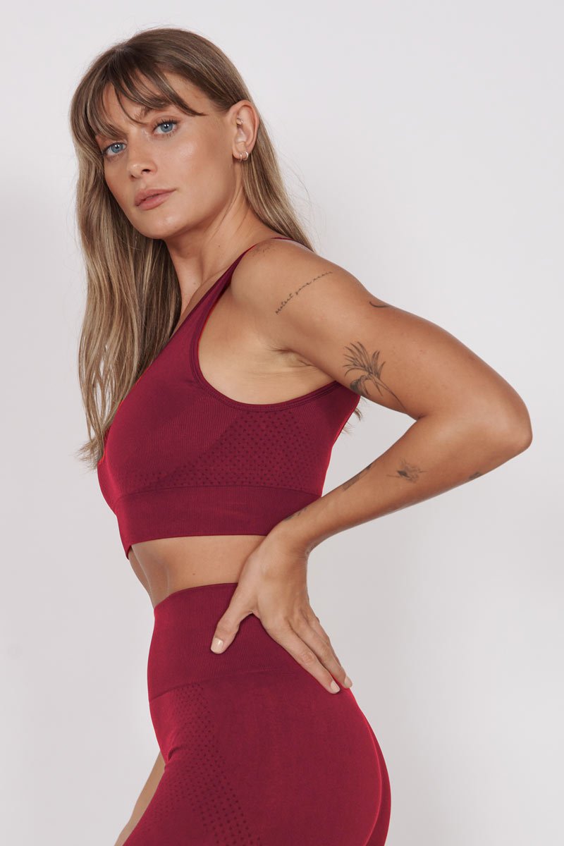 Magenta racerback seamless sports bra, sleeveless scoop neck